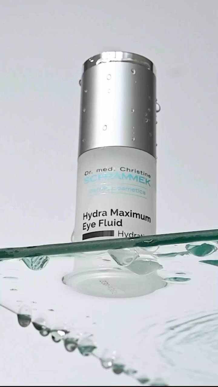 Splish splash Keep your eye area hydrated. 

Gi øynene dine den ultimate pleien med Dr. Schrammeks Hydra Maximum Eye Fluid Med sine fuktighetsgivende og fuktbevarende egenskaper reduserer den tørrhetslinjer og tidlige aldringstegn. Styrker kapillærene og reduserer mørke ringer under øynene. Passer for alle – og er en favoritt blant menn.

Påføres morgen og kveld rundt øyeområdet. Tips: Den perfekte oljefrie fuktighetsbasen under makeup til julebordsesongen